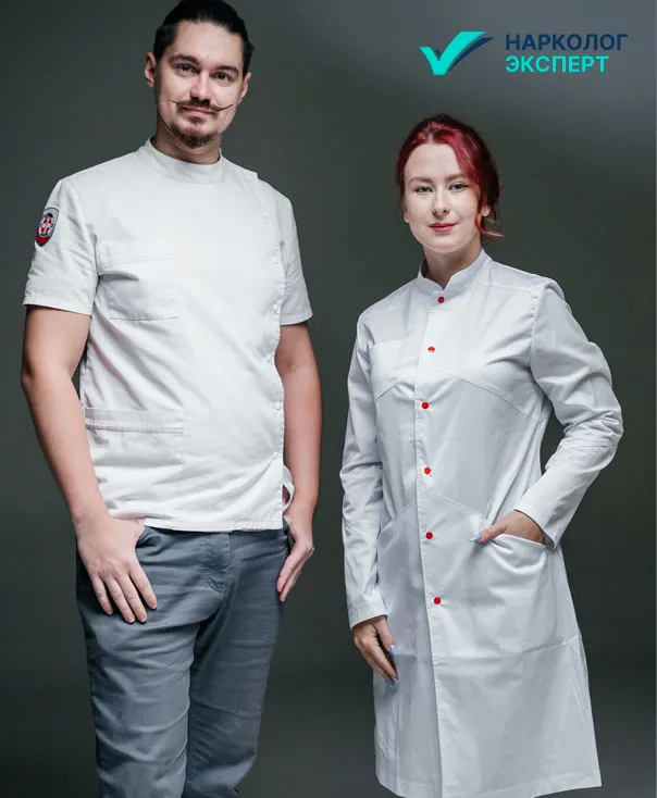 Противопоказания к блокаде Два врача клиники на темном фоне