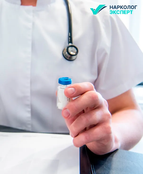 Этапы кодирования от алкоголизма Флакон с дисульфирамом в руке врача