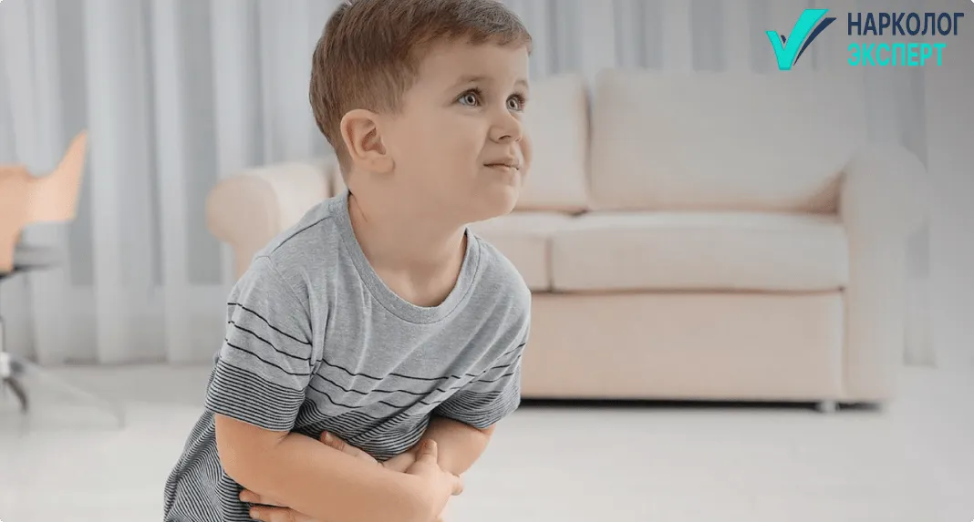 ребенок держится за живот