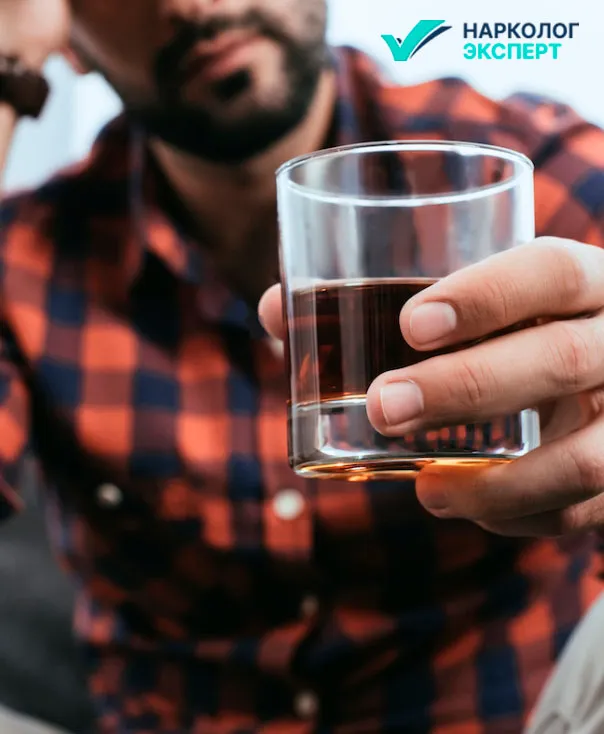 Показания к процедуре Мужчина со стаканом в руке