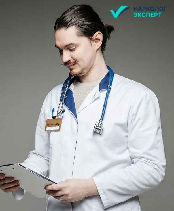 Кодирование иглоукалыванием в частной наркологии Врач смотрит на планшет