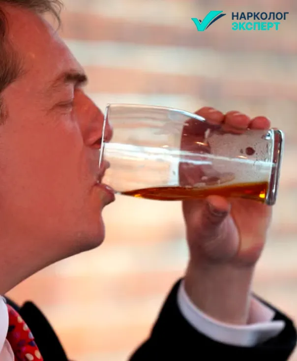 Когда требуется процедура кодирования Мужчина пьёт пиво