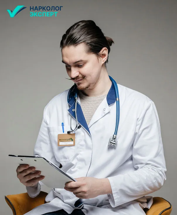 Противопоказания к кодированию Врач с планшетом в руках