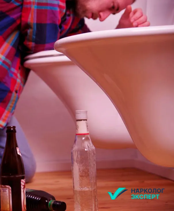 Принцип действия Тетлонга Мужчина склонился над унитазом