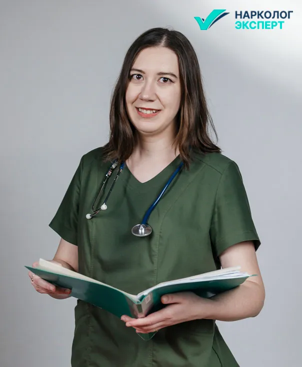 Противопоказания к тройному кодированию Врач в зеленой одежде с папкой в руках