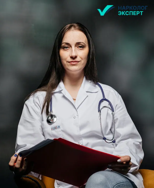 Противопоказания к применению препарата Врач в белом халате с папкой